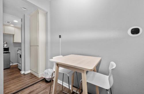 Neartown Apartment | Modern & Chic Montrose Studio - Prime Location & Free Parking