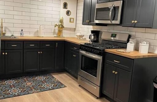 Pittsburgh Apartment | Modern & Chic XL Studio w/EZ City/Airport Access