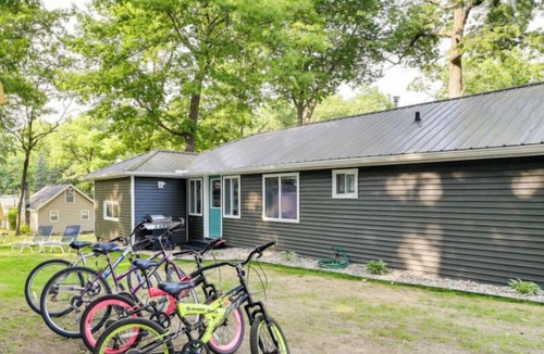 Prudenville Cottage | Modern,Clean Cottage, 1 block from the lake and close to town