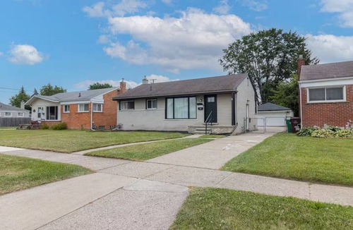 Garden City Apartment | Modern Comfort 3BDR Near DTW & Downtown Detroit