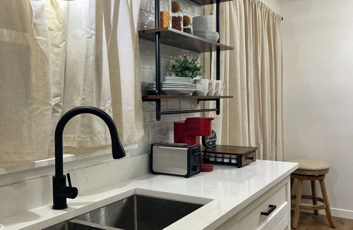 Munster House | Modern Comfort Stay Near Chicago/ Pet-Friendly/Parking /Sleeps 6