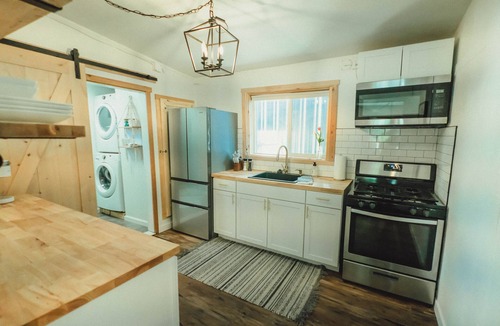 Fruitdale Cottage | Modern cottage centrally located with private access to the Rogue River!