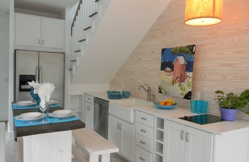 Seacrest Beach Cottage | Modern cottage, short walk to Alys/Rosemary/private beach access