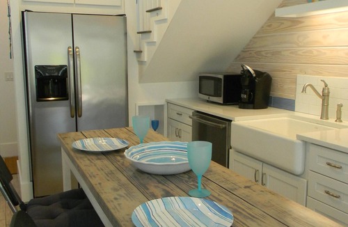Seacrest Beach Cottage | Modern cottage, short walk to Alys/Rosemary/private beach access