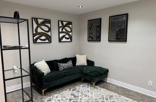 Orangeville House | Modern Cozy Getaway