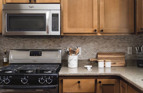 Metzger House | Modern & Cozy Home - EV Charger - Easy Access to PDX Metro