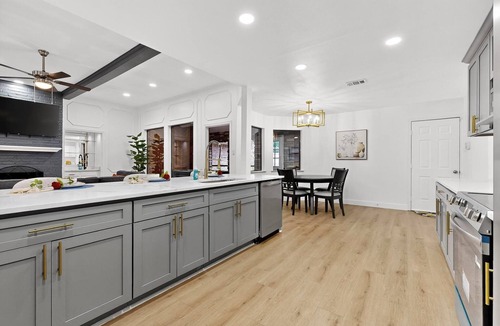 Southwest Carrollton House | Modern Design & Chef's Kitchen & Spacious &Stylish