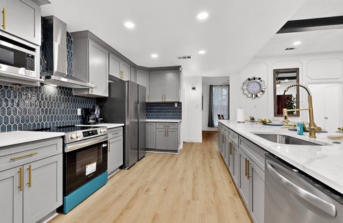 Southwest Carrollton House | Modern Design & Chef's Kitchen & Spacious &Stylish