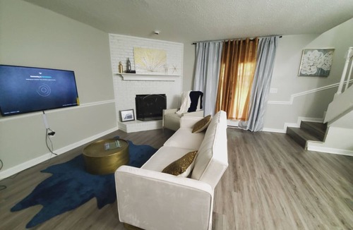 Tougaloo House | Modern Designer Townhouse | Ideal for Long Term Executive Stays