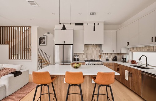 Govalle House | Modern East Austin Pool Home - Sleeps 8 - 8 Min DT