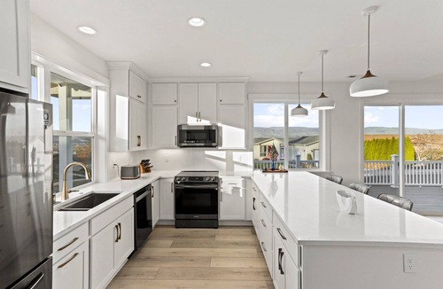 The Dalles House | Modern Elegance, Open Concept, Peaceful, Luxurious.Traveler's Sanctuary!