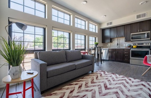 Italian Village Apartment | Modern Flat - Short North - Free Parking