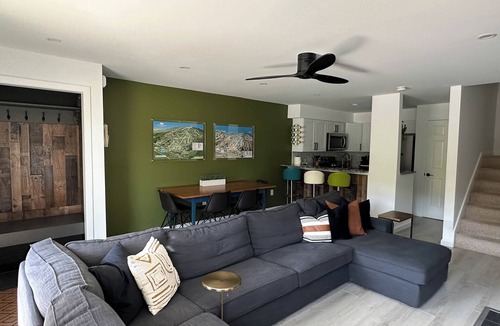 West Dover House | Modern Mount Snow Gnarvana - Balcony, Loft, Pets, Hiking