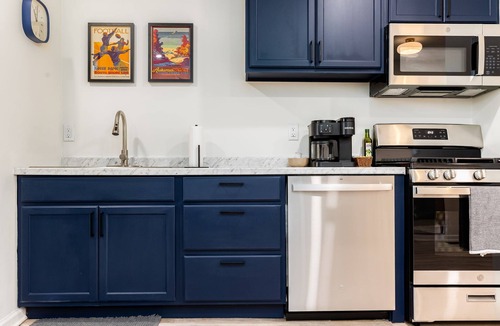 South Bend House | Modern ND Bungalow Cornhole/Pong/FirePit Sleeps 6+