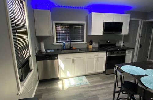 Downtown Toledo House | Modern oasis close to downtown & centrally located