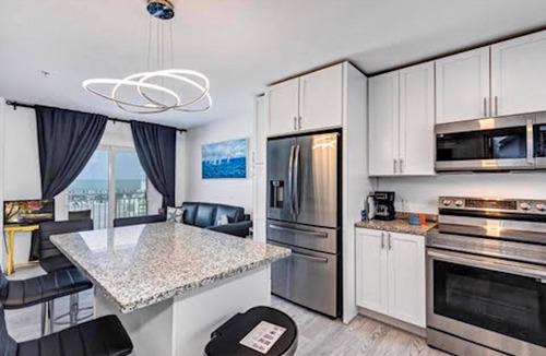 Little Venice Apartment | Modern, Oceanfront Views Apartment in Marathon with a pool and a marina