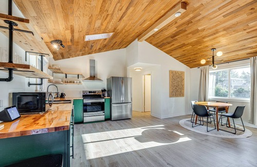 Tierra Del Mar House | Modern Oregon Cottage w/Hot Tub: Walk to Beach!