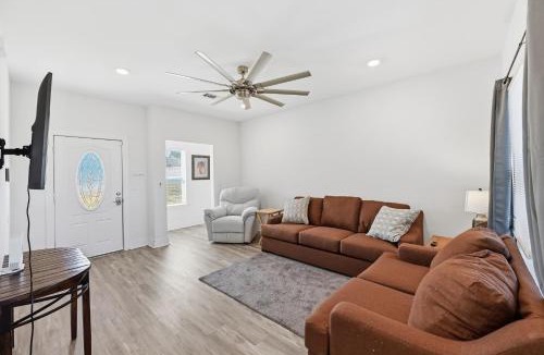 Crestview House | Modern Pine-Scented Retreat – 30 Mins to Beach! home