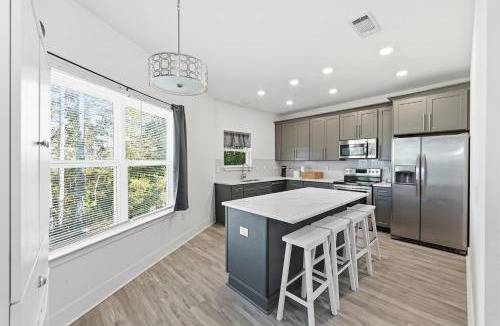 Crestview House | Modern Pine-Scented Retreat – 30 Mins to Beach! home