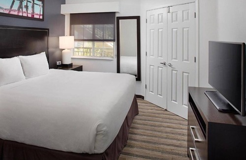 Belmont House | Modern Residental Style Room in Belmont/Redwood Shores
