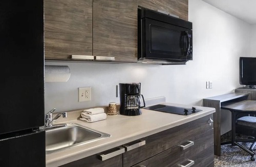 Wilkes East Hotel | Modern Room with Kitchen Near Oregon Museum of Science and Industry