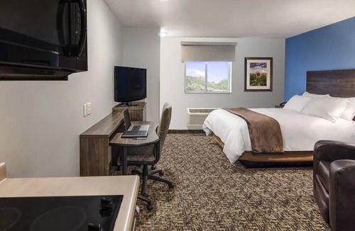 Wilkes East Hotel | Modern Room with Kitchen Near Oregon Museum of Science and Industry