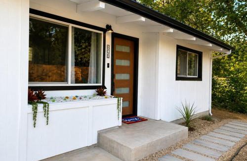 Eagle Point House | Modern Rustic Retreat by the Creek