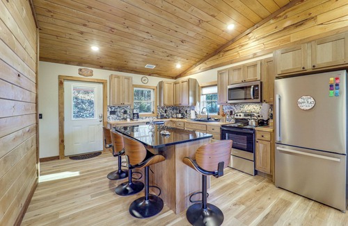 Butler Cabin | Modern & Rustic ‘The Hidden Cabin’ 1 Mi to Lake!
