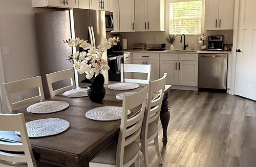 Hickory Apartment | Modern Spacious Stay, Fast Wi-Fi + Workspace