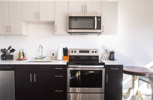 Westown Apartment | Modern Studio Apt with Rooftop, Gym, and Parking