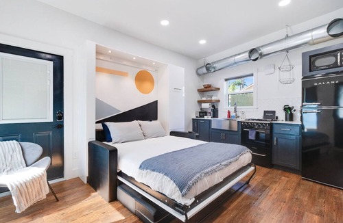 Freetown - Port Rico Apartment | Modern Studio | Free Parking + In-Unit Laundry