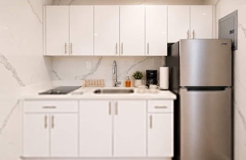 Royal Poinciana Apartment | Modern Studio Private Parking Near Beach