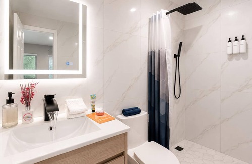 Royal Poinciana Apartment | Modern Studio Private Parking Near Beach