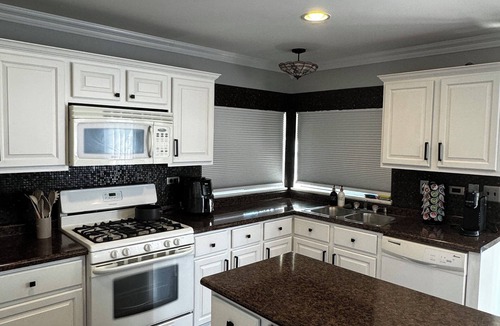 Plato Center House | Modern Suburban Oasis- 14 guest House. Family Friendly!