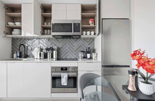 The Queensway Apartment | Modern Suite, Panoramic Views, Parking