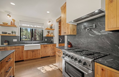 Deer Park House | Modern Sunriver Escape with Access to The Cove