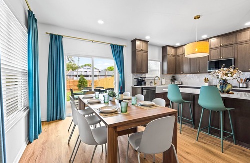 East Pensacola Heights Condo | Modern Townhouse Near Dwntwn, 8 min to PNS-Beach