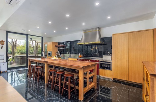 Ann Arbor House | Modern, Ultra-Luxurious, 5 BR/4.5 BA Home on a quiet wooded lake in Ann Arbor