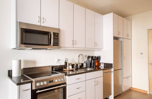 Fifth Ward Apartment | Modern Walker`s Point Studio with Gym and Balcony