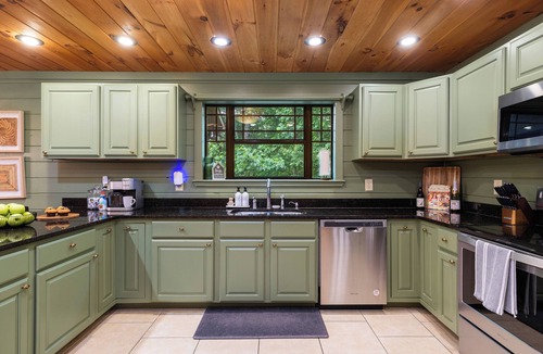 Sautee Nacoochee Cabin | Monarch's Roost.Luxe Cabin w/Hot Tub, Sauna & Gameroom – 10 Min to Helen