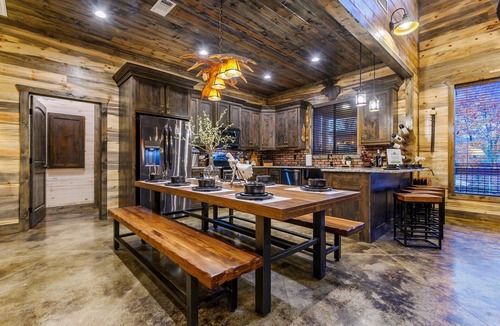 Pickens Cabin | Moose Mansion, EV Outlet, swing set, hot tub