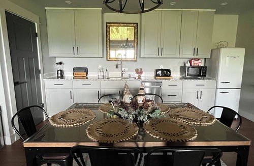 Mossyrock House | Mossyrock, WA Charming Retreat with Lake Views!