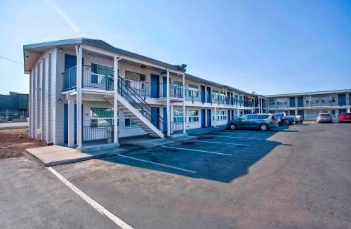 Larkspur Hotel | Motel 6-Bend, OR