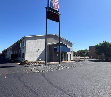 Eau Claire Hotel | Motel 6-Eau Claire, WI