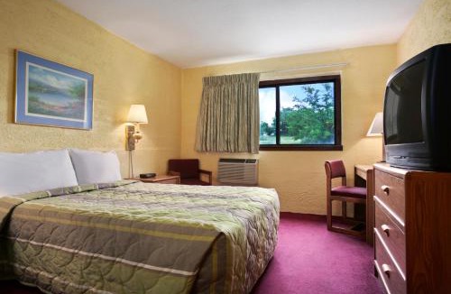 Eau Claire Hotel | Motel 6-Eau Claire, WI