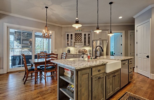 Highlands House | Mount Lori Hillside Retreat: 1-Level Luxury w/Screen Porch, Stone Patio, Garage