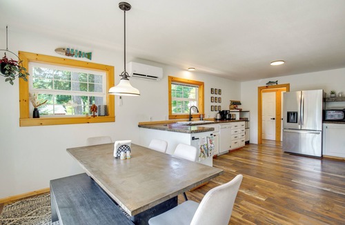 Mineral Cabin | Mount Rainier Views & Hot Tub: Pet-Friendly Cabin!