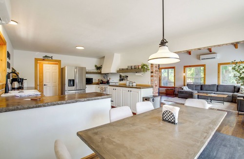 Mineral Cabin | Mount Rainier Views & Hot Tub: Pet-Friendly Cabin!