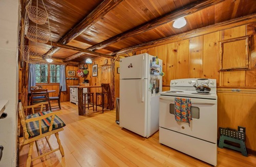 Mount Hood Village Cabin | Mountain Air Cabin: Historic Steiner Gem near Mt. Hood - 2BR/1BA