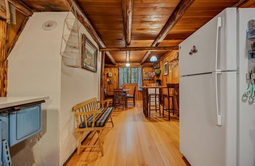 Mount Hood Village Cabin | Mountain Air Cabin: Historic Steiner Gem near Mt. Hood - 2BR/1BA